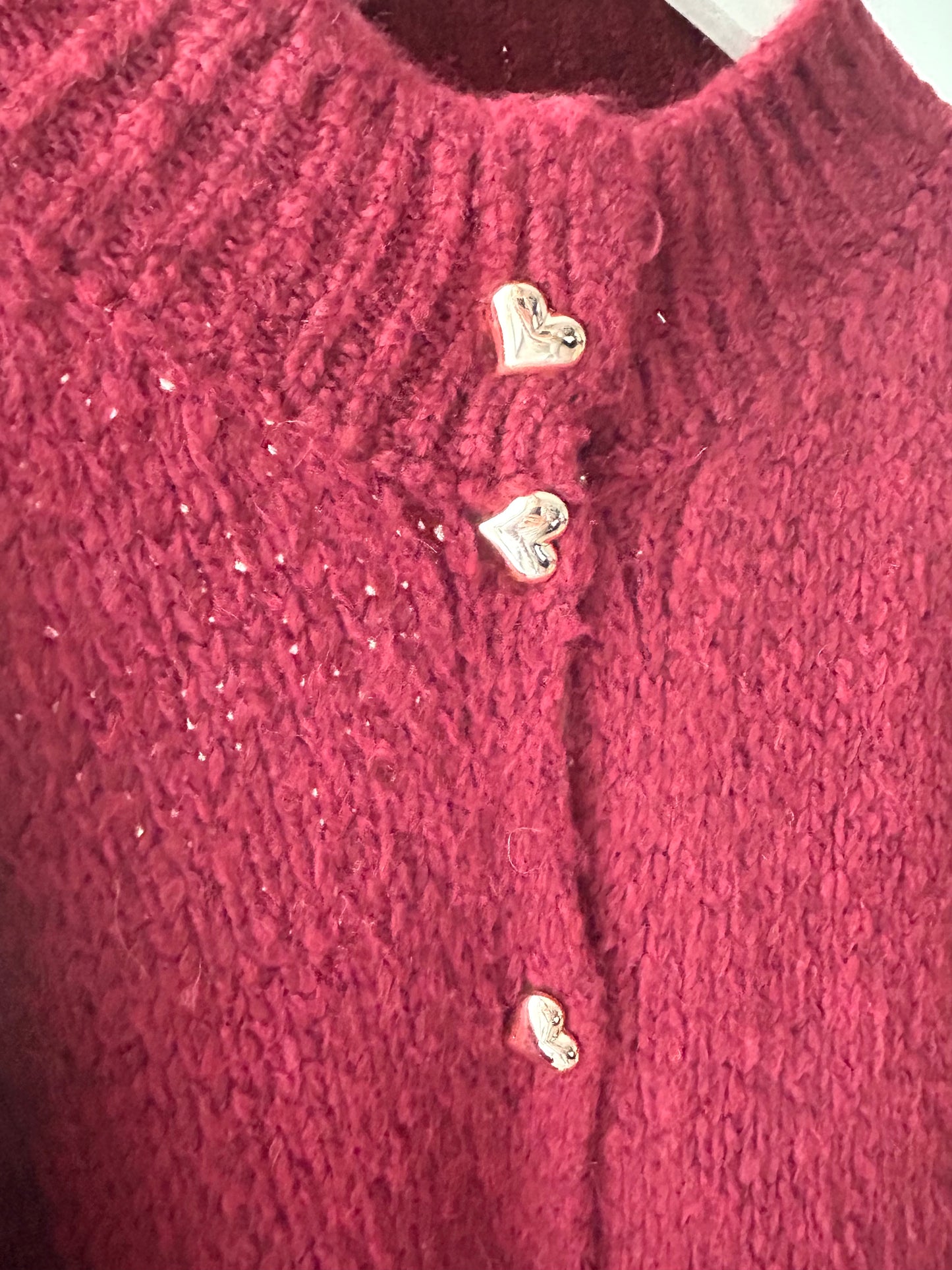 Strickjacke Weinrot Herzknöpfe