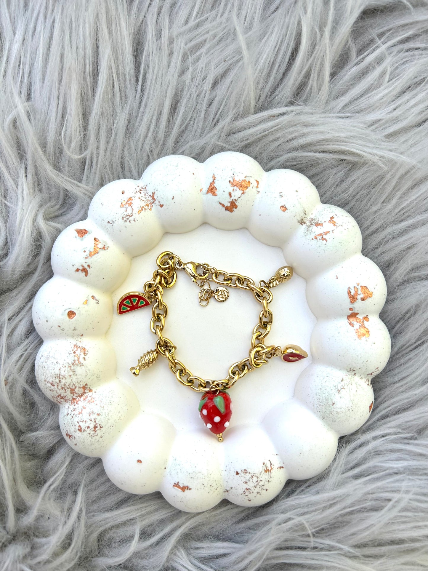 Strawberry Charm Armband Gold