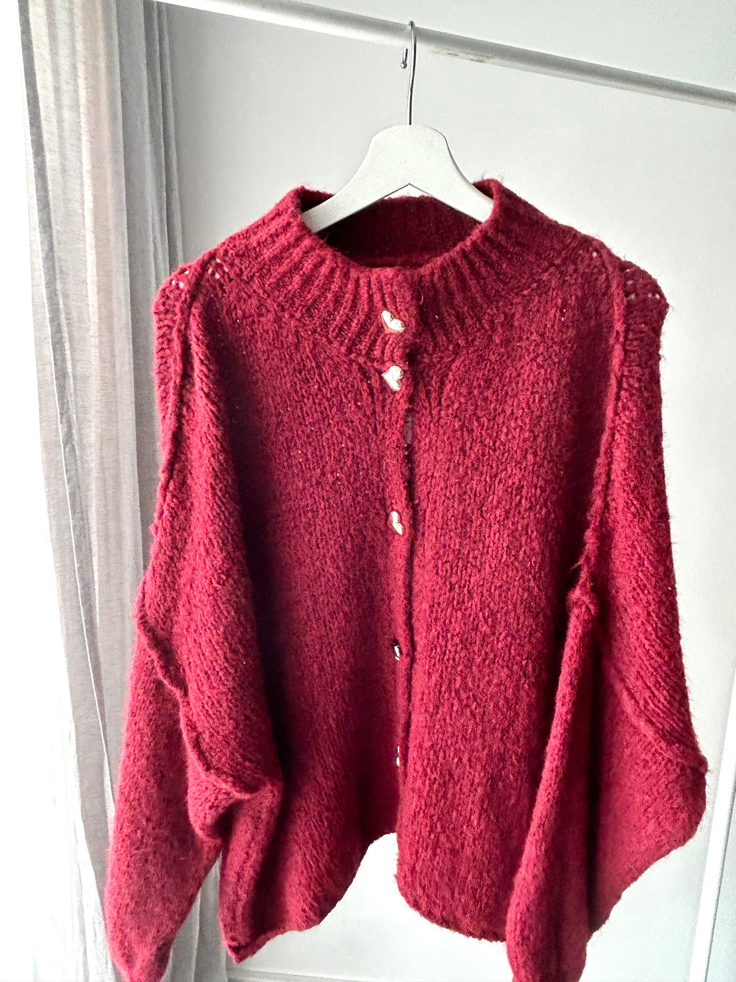 Strickjacke Weinrot Herzknöpfe